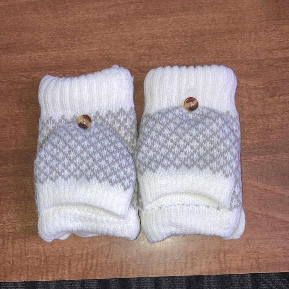 Cream colored mittens with cute pattern NWOT kids size